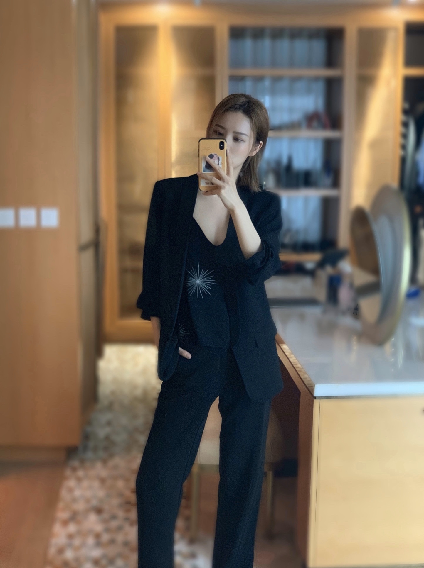 原创林峯新婚娇妻张馨月晒自拍罕见超短发配衬衫与婚前判若两人