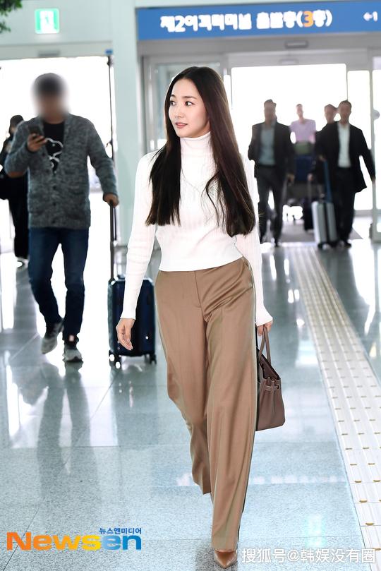 原创韩国女演员朴敏英飞往中国上海优雅的美貌优越的身高吸睛