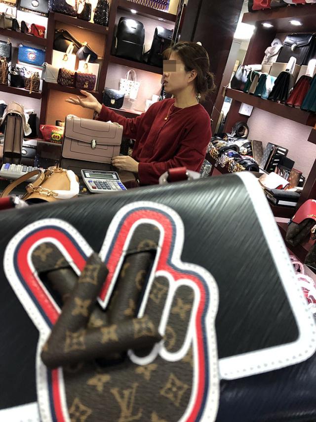 3月14日下午,隐藏在广州市白云区世界皮具城9层的一处售假窝点,一名