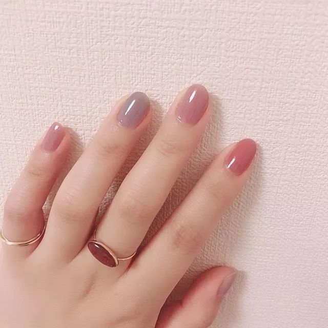 最适合秋天的温柔系跳色甲!_美甲