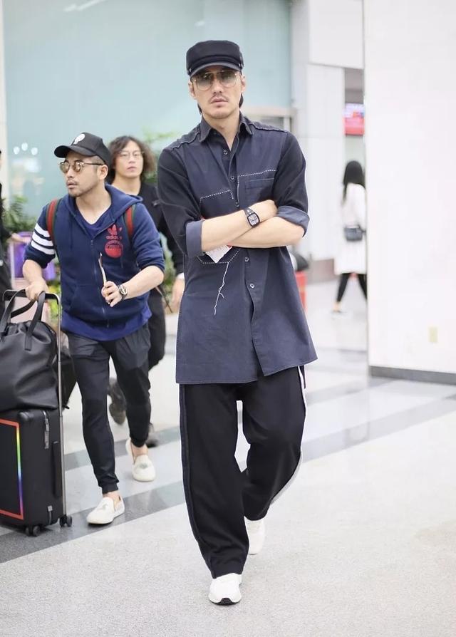 胡兵荷尔蒙爆棚!48岁的"黄金单身汉"太撩人,连刘嘉玲都主动献吻