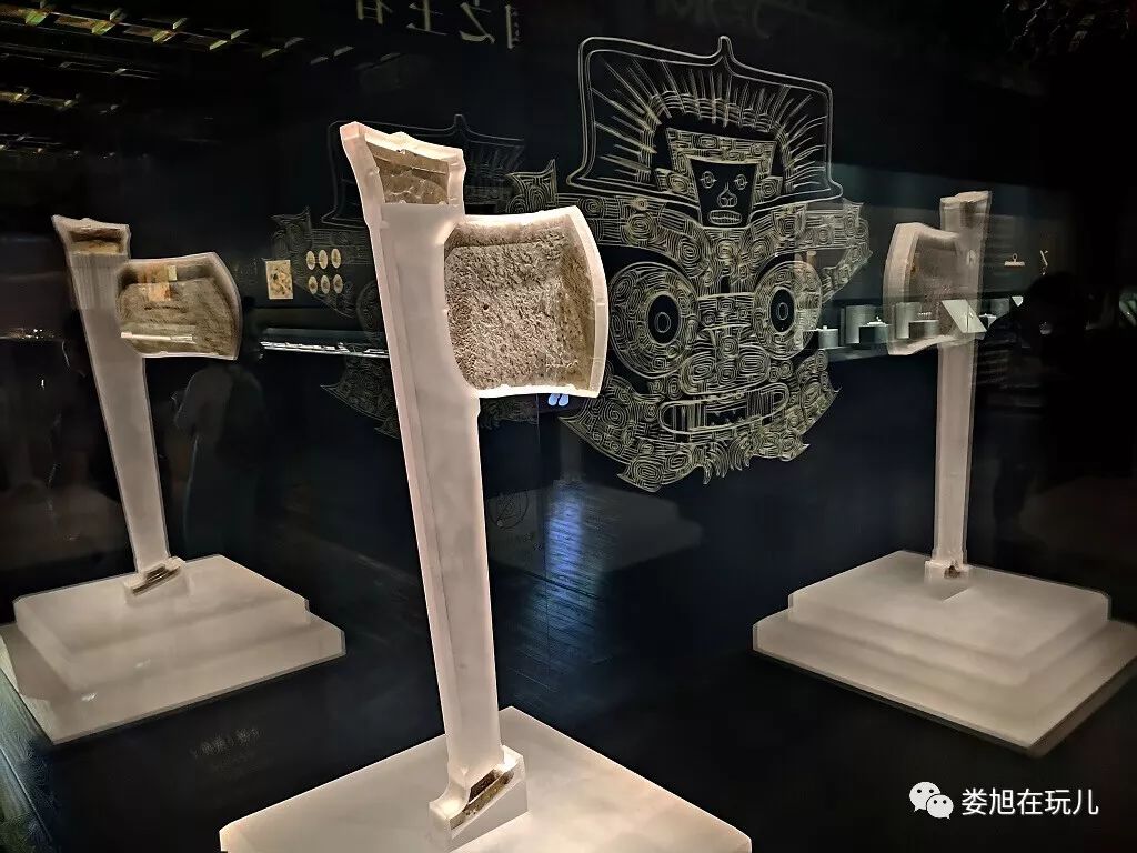 钺王 很可能是良渚王手持的权杖通长17.9 上端宽14.4厘米刃部宽16.