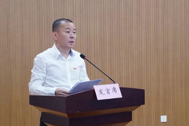 会上,供电分公司总经理郭德龙向参加本次技术大练兵的获奖选手及优秀