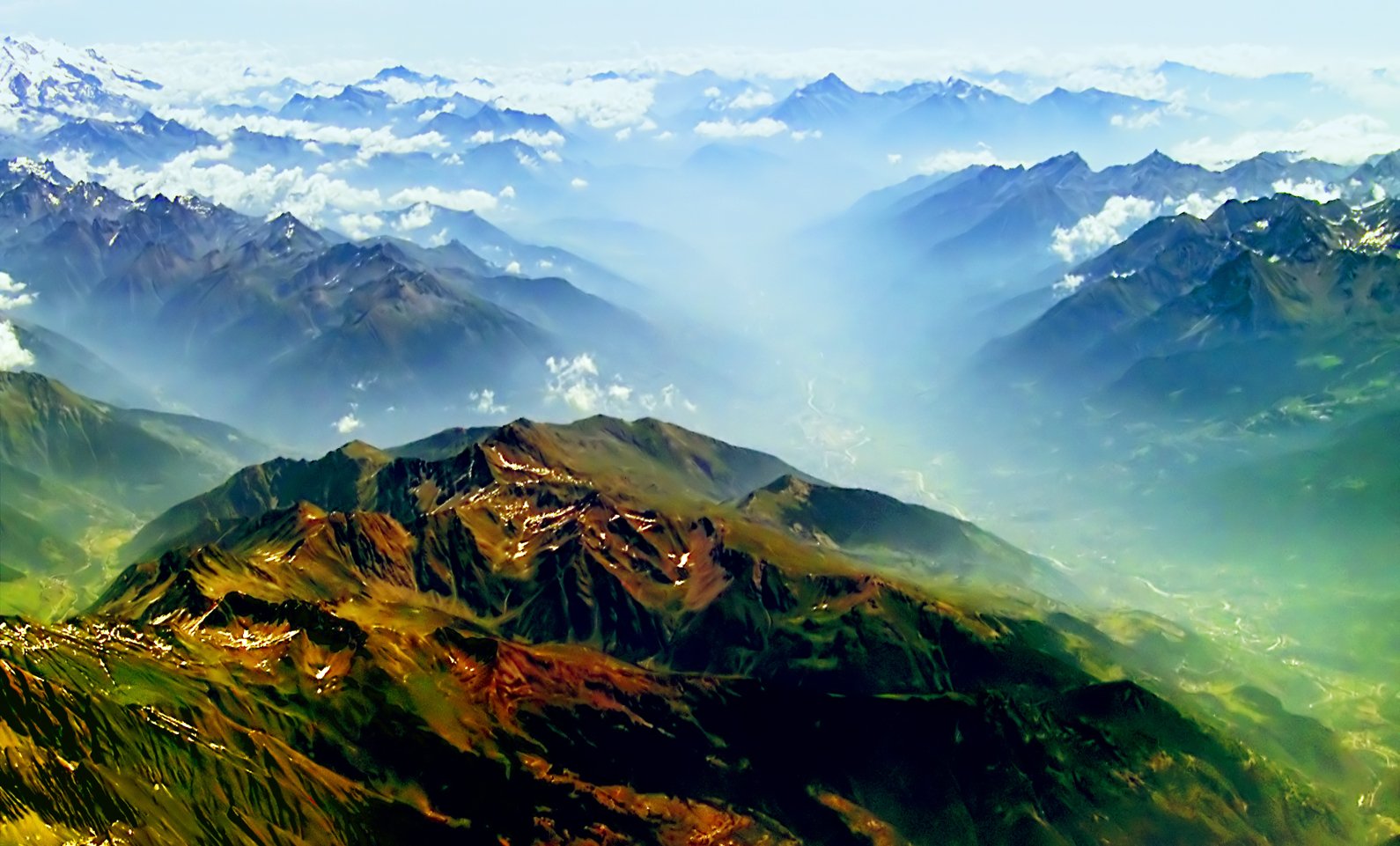 年轻人面前有五座大山每一座搬走不易但翻越也不是太难