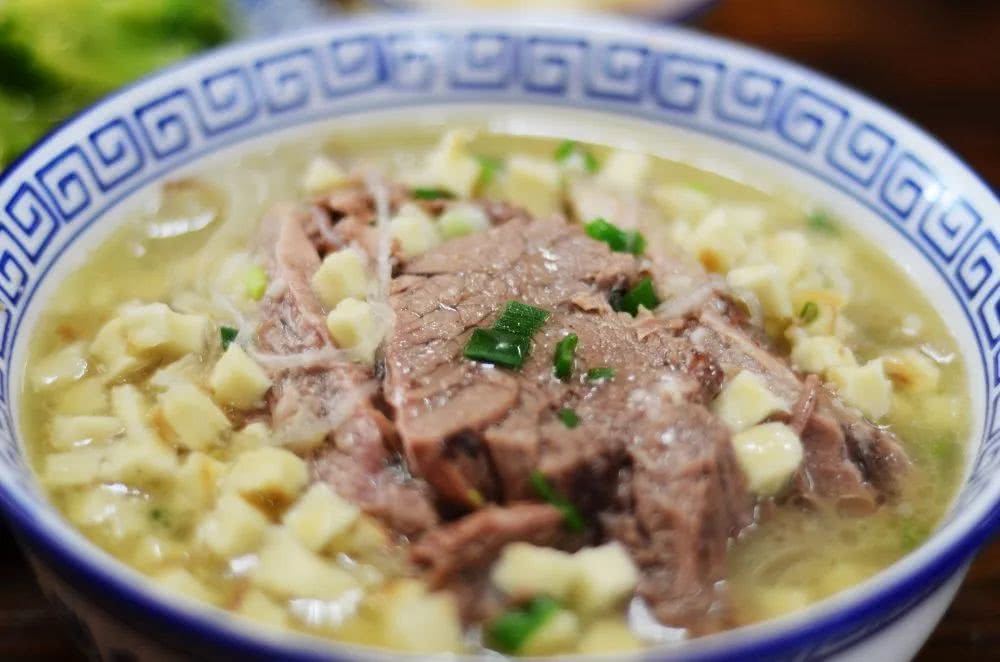 在陕西吃一顿正宗西安牛羊肉泡馍,吃得人手疼,这就是文化!