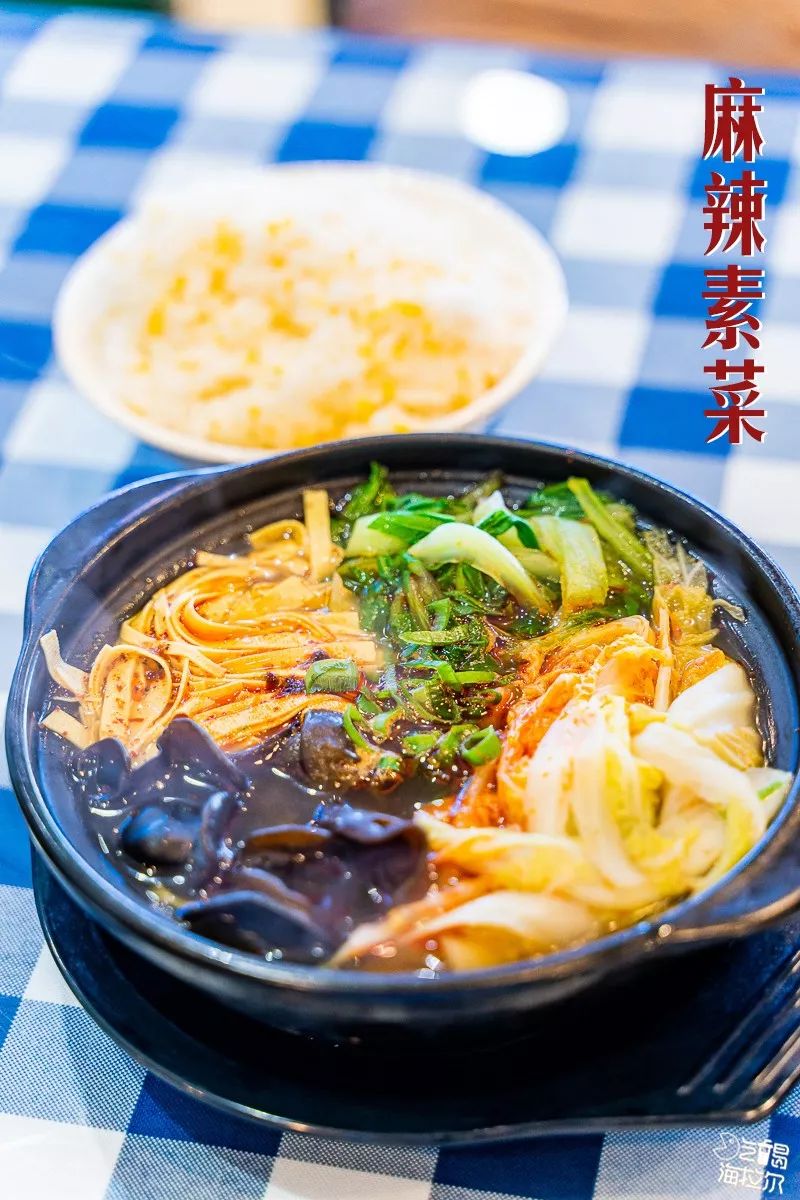 麻辣素菜粉条丸子手工搓出来的肉丸口感筋道,粉条就着砂锅的余温变得