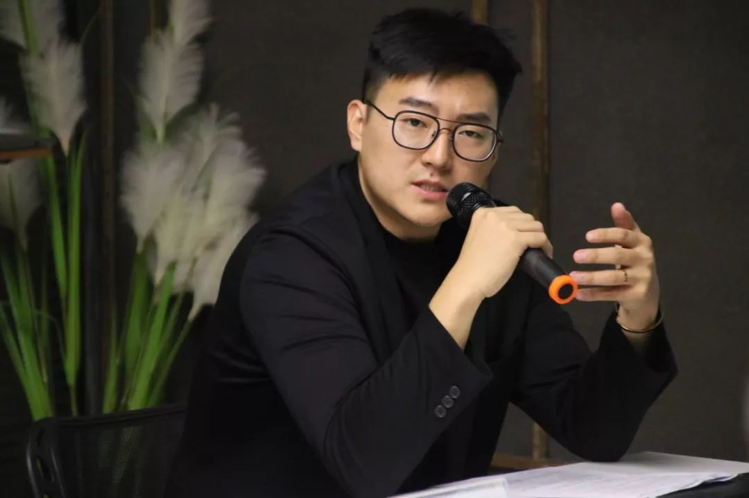 从左至右:尉光吉,王家浩,蒲英玮蒲英玮,王家浩,尉光吉分别以《能量