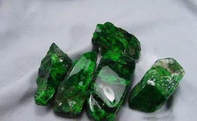 翡翠市场四杀手—不倒翁 摩西西 水沫子 铁笼生_绿色