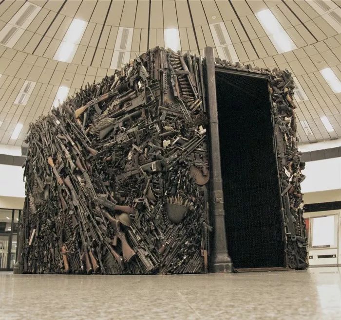 《gun sculpture》,雕塑,混合材质,2001年尽管这件艺术品由具有杀伤性