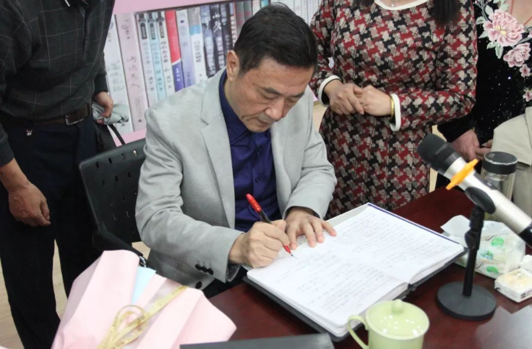 无为的文学爱好者我们来听听大咖潘军老师说一下关于小说创作的几点