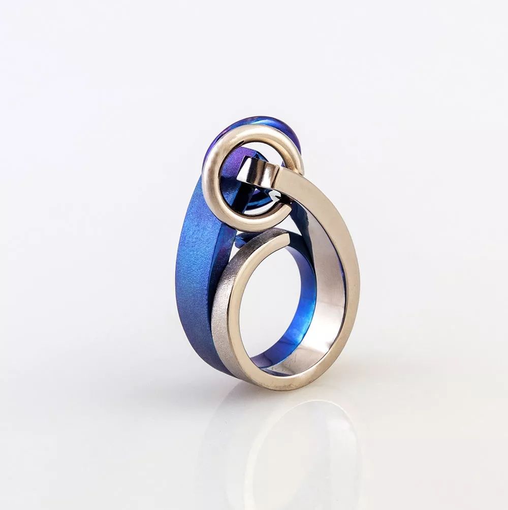 雕刻家同钛做珠宝这些像雕塑一样的珠宝充满了怪异