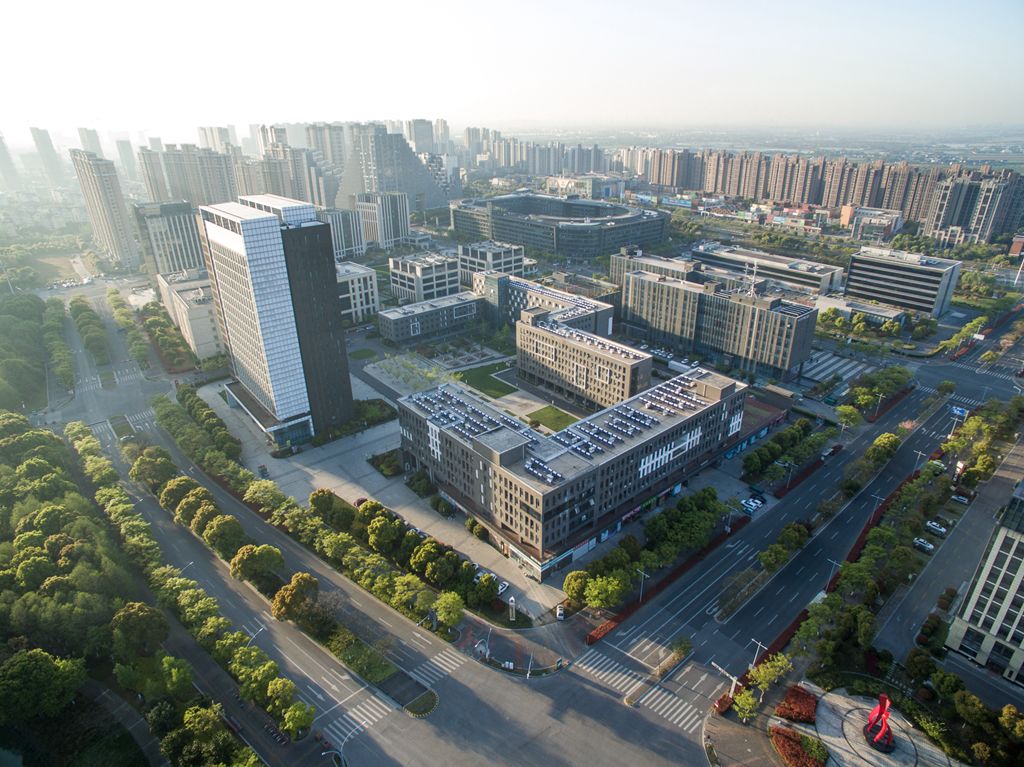 高标准建设花桥国际创新港,形成"一大"(大数据产业),"二主"(总部经济