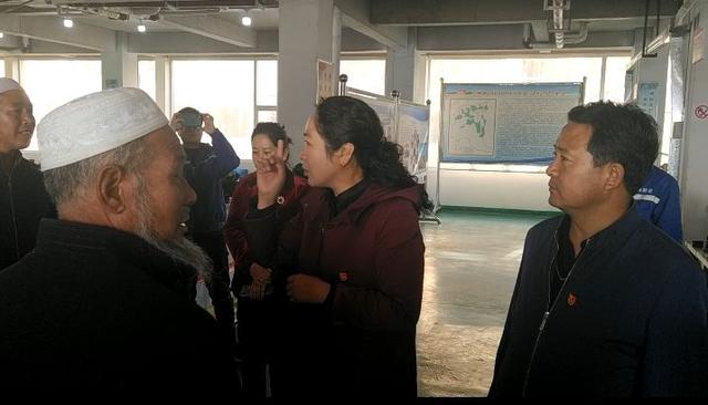 副县长杨春香与村民亲切交谈,为他们算务工与务农的收入账,介绍了我县