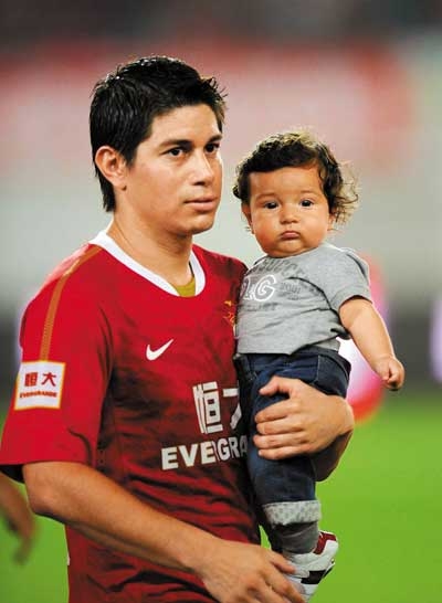 本杰明和穆里奇的儿子.出生后不久就被孔卡抱进了球场.