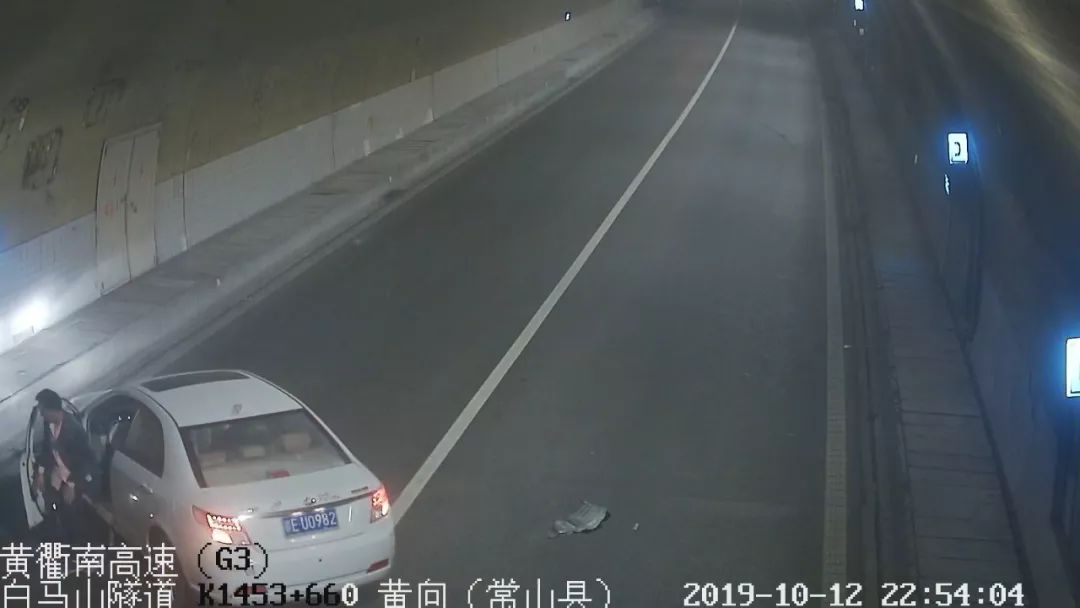 查看情況22:52:25盛某駕駛贛e白色小車碰撞隧道壁後停在快車道上22:51