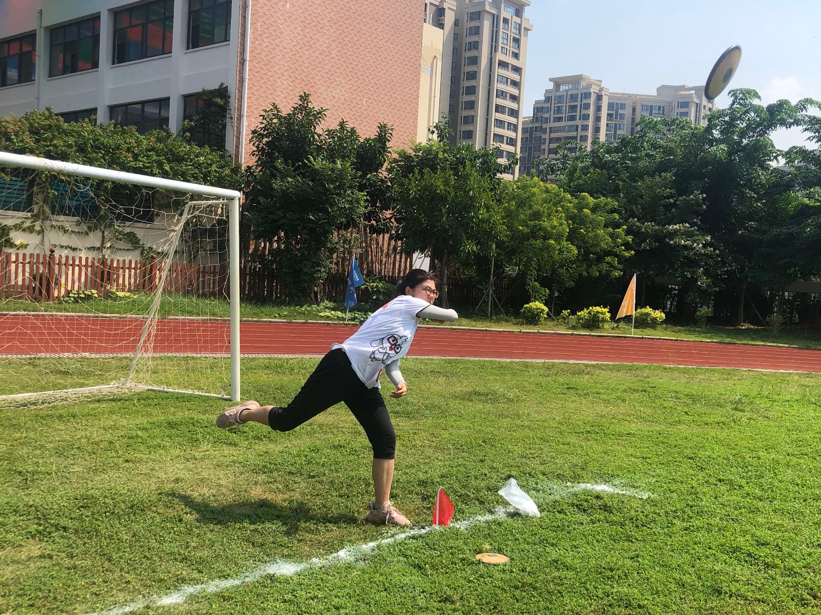 田赛场上,一道优美的抛物线划过,铅球,铁饼落在了运动场上,留下了精彩