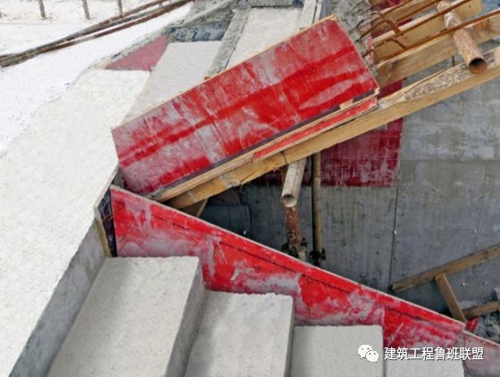 防止错台预埋螺栓加固正面示例:模板拼缝不严密反面示例:1,模板拼缝不