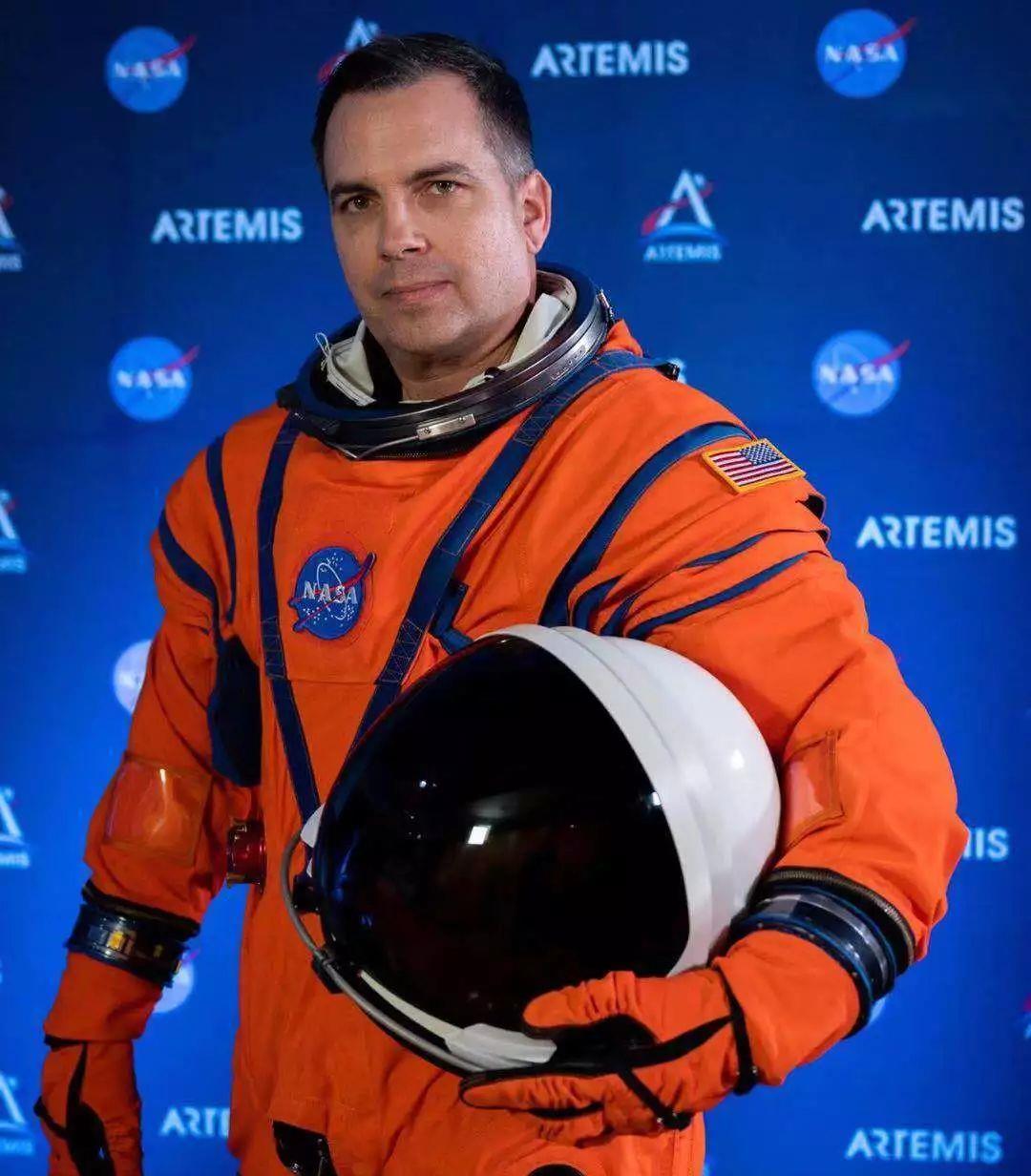 nasa展示新型宇航服:登月宇航员将告别"兔子跳"