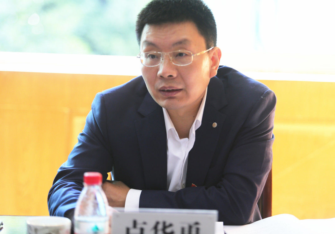 公司主题教育领导小组副组长,党委副书记,总经理卢华勇等领导班子成员