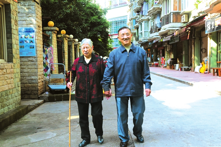 重庆盲人夫妇相爱50载双手开创光明人生