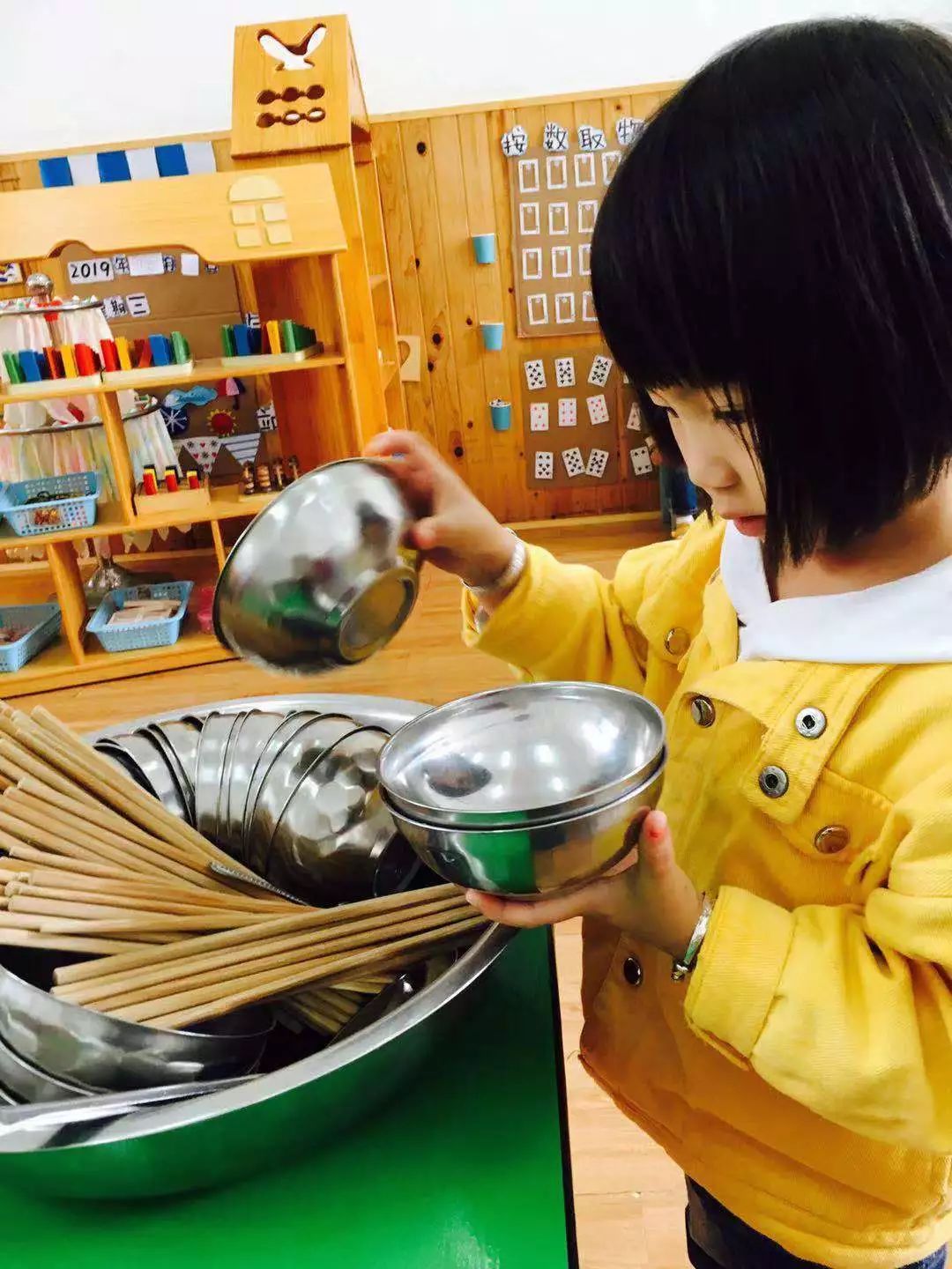 午餐时间到啦,小值日生在为大家分发餐具