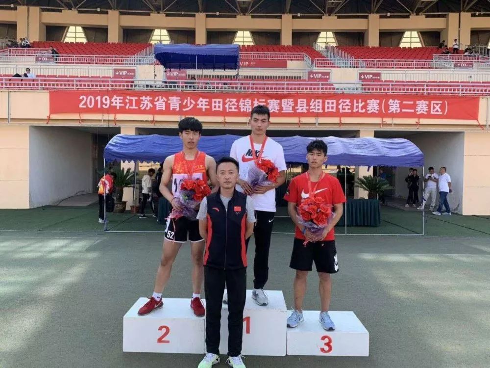在市直运动会赛道上奔跑着一个全国冠军