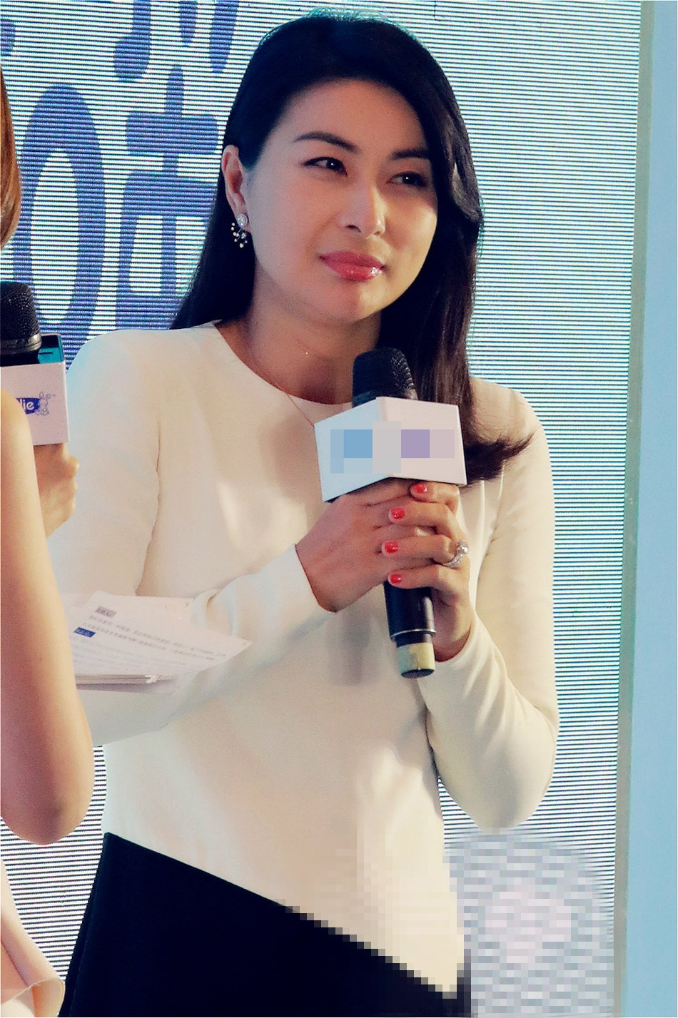 郭晶晶罕见穿高衩裙性感亮相 手戴超大鸽子蛋抢镜