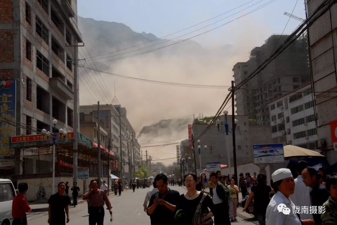 5.12 大地震时在武都城区看到的情景.张军民 摄2008.5.