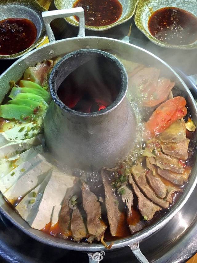 土火锅用巴里坤传统的用铜特制的火锅,里面放入夹沙,丸子,粉条,豆 腐