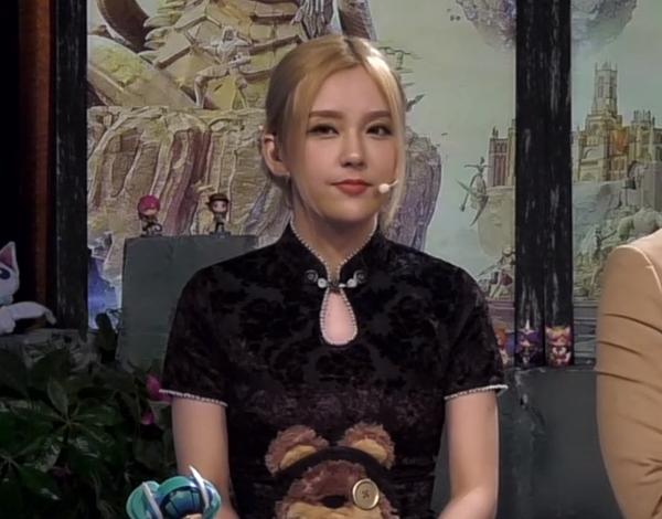 rita解说ig比赛旗袍出镜成焦点风格截然不同略显成熟