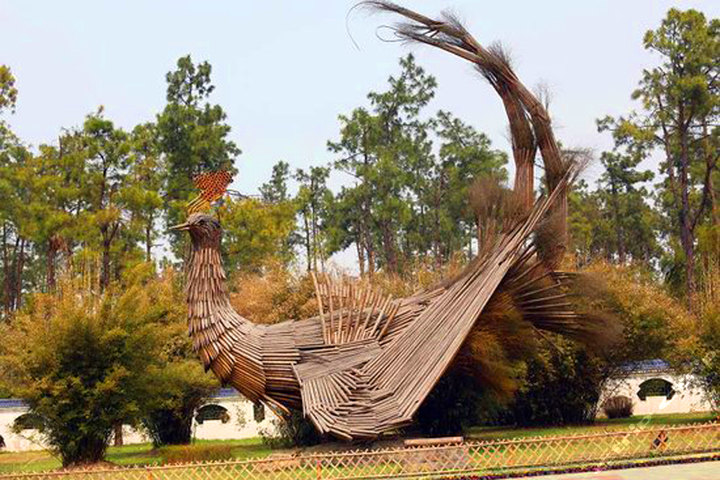 竹艺也被广泛的利用在景观之中,如景墙,构筑物小品,建筑等等