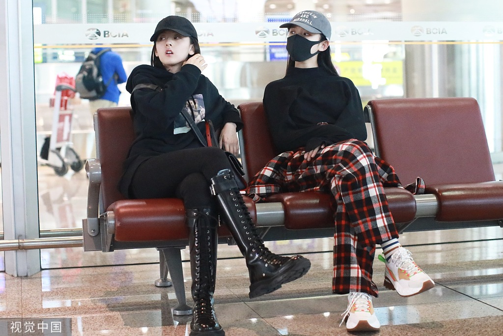 林允宋祖儿姐妹花机场相遇 看手机撒娇大秀闺蜜情