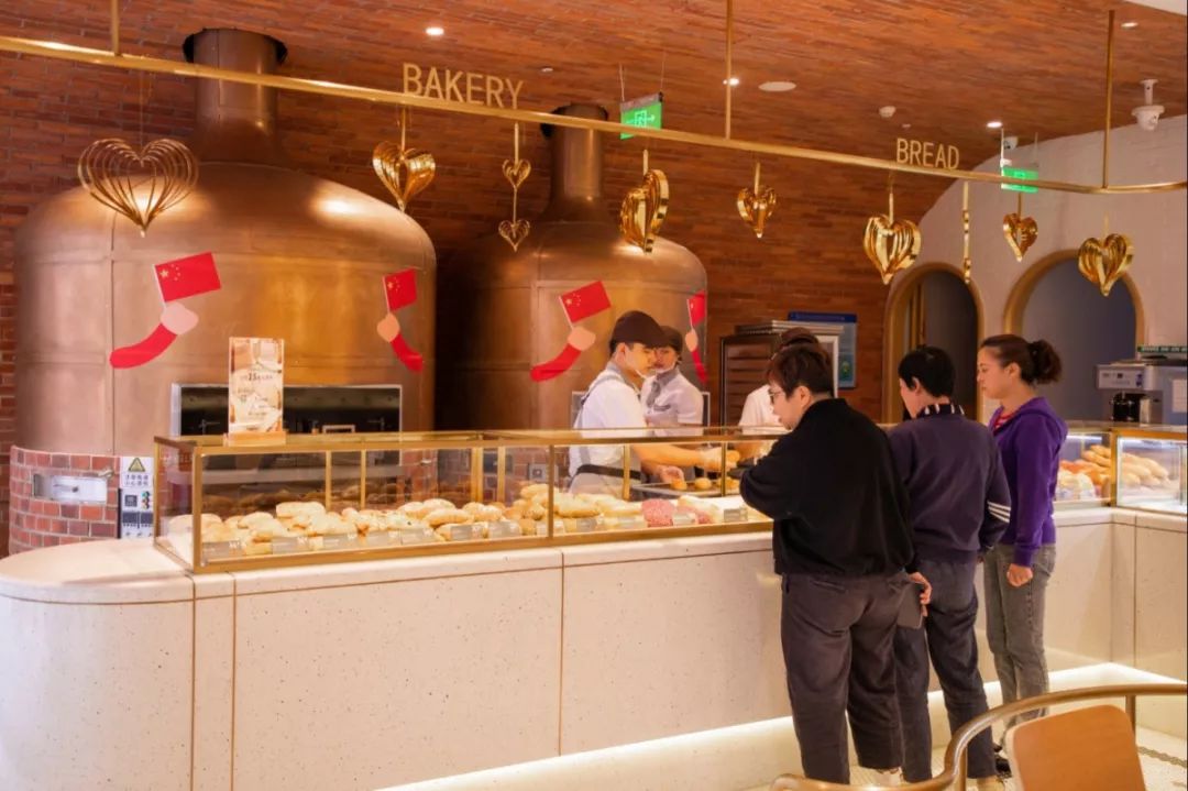 光明首家烘培店不卖牛奶和冰淇淋只卖手撕鲜奶