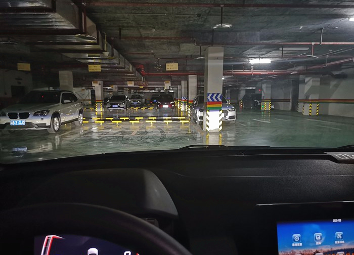 地下车库实拍比亚迪e29万块的车灯光堪比奥迪从此无惧远光狗