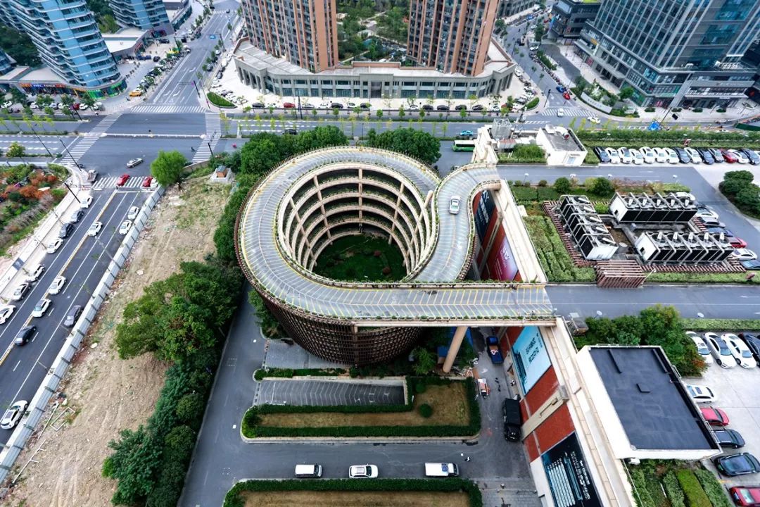 车子要到屋顶的停车场,这个"鸟巢"里盘山公路一样的坡道,是必经之路.