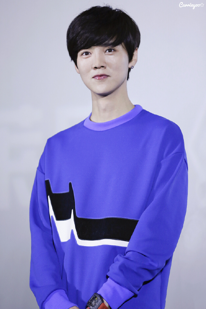 四年前的今天 黑发顺毛蓝孩纸的甜美笑容净化心灵_鹿晗