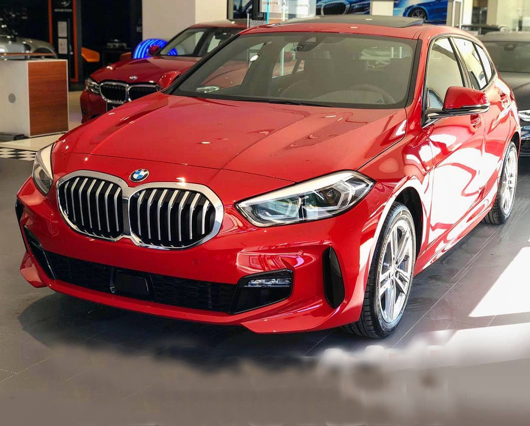 全新宝马1系海外实车到店 红色的运动感