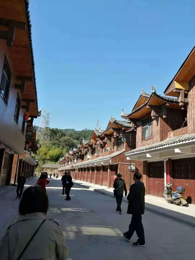 今日沅陵山乡行走进易地扶贫搬迁小区明溪口镇的黄秧坪居委会