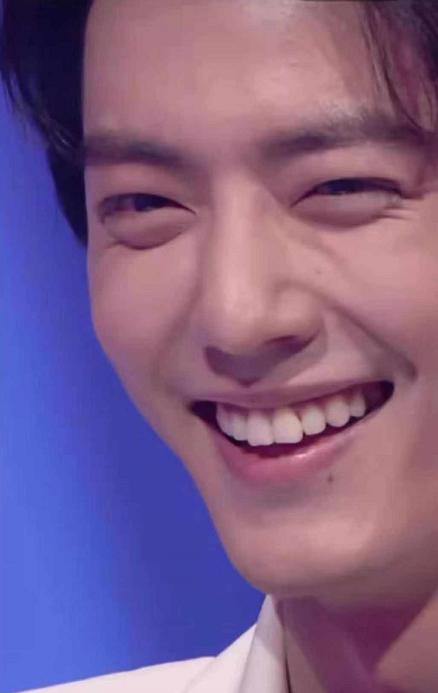 陈情令开了多少层滤镜现场直播唱歌的肖战这才是28岁的脸