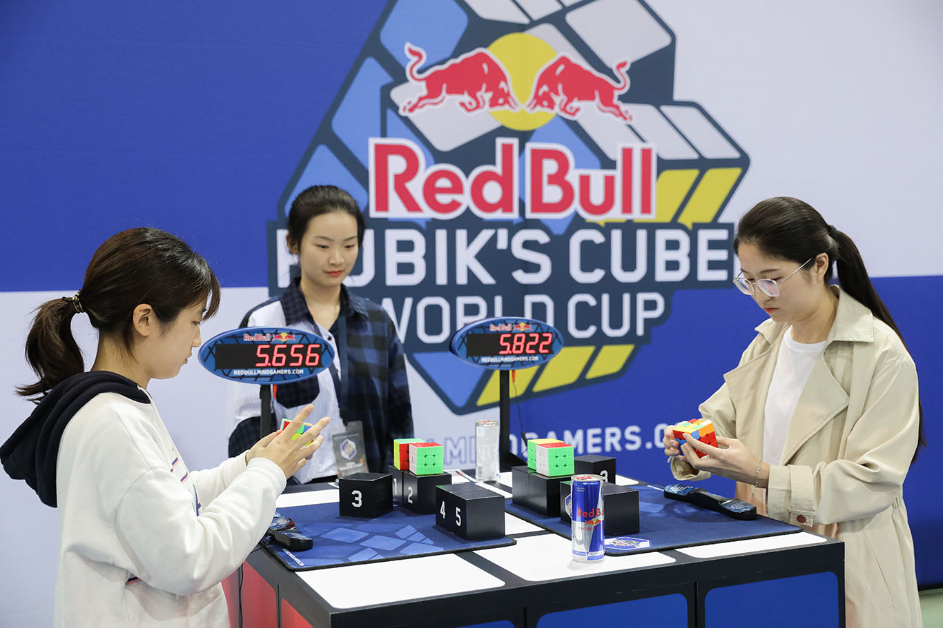 比赛日上午为2019wca上海魔方公开赛暨奥地利红牛魔方世界杯的海选,而