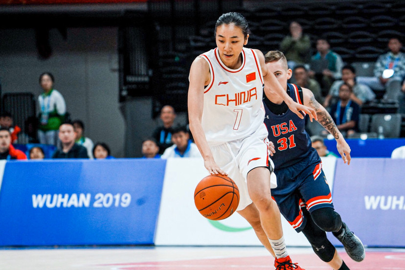 随后又是王丽丽,助攻顺下的张丽婷上篮得分.