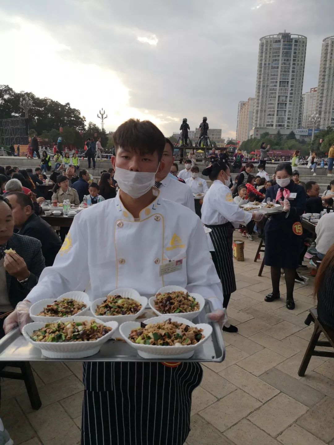 吴先生说,相比之下,他认为宣威的火腿更香更甜.