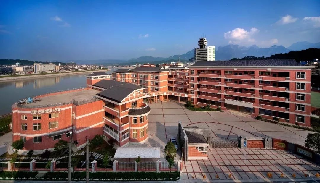 张家界崇实南校▲张家界天门中学医疗方面,仅离项目3公里的范围耐就