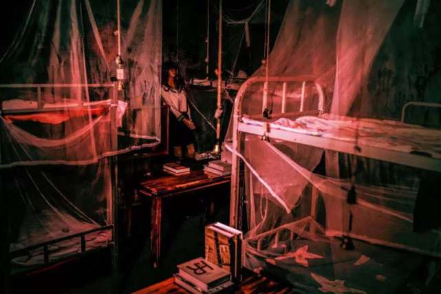 重庆现实版与鬼同住18岁女高生穿校服体验吓破胆