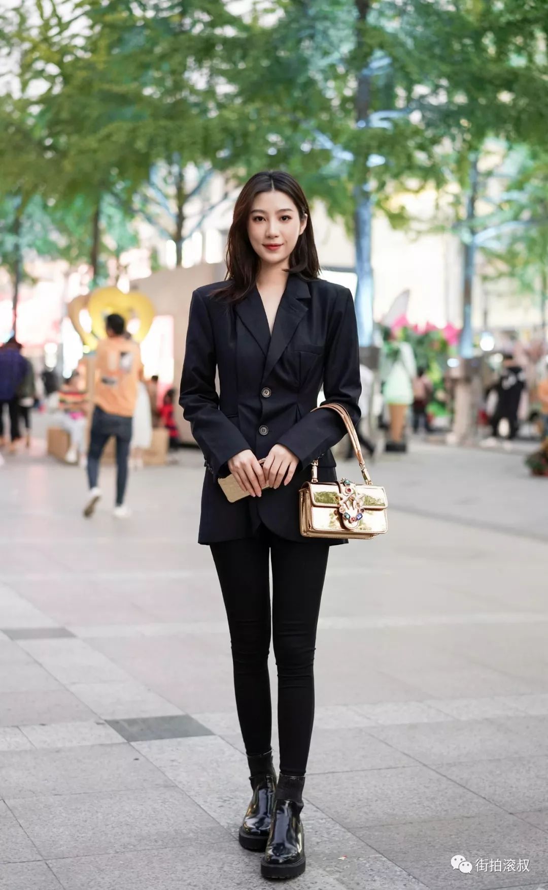 【滚叔街拍】冬天穿靴子八成为保暖,现在穿靴子九成为好看