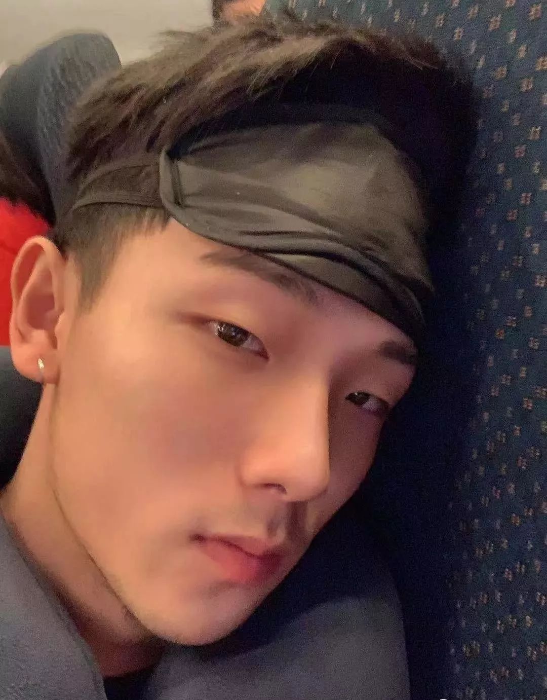 单眼皮帅哥居然神似张亮