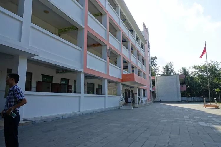 符策冠局长深入长坡镇中心学校开展"不忘初心,牢记使命"主题教育及