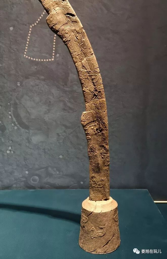 4厘米钺王 很可能是良渚王手持的权杖为迄今所见雕琢最精 体量最大的