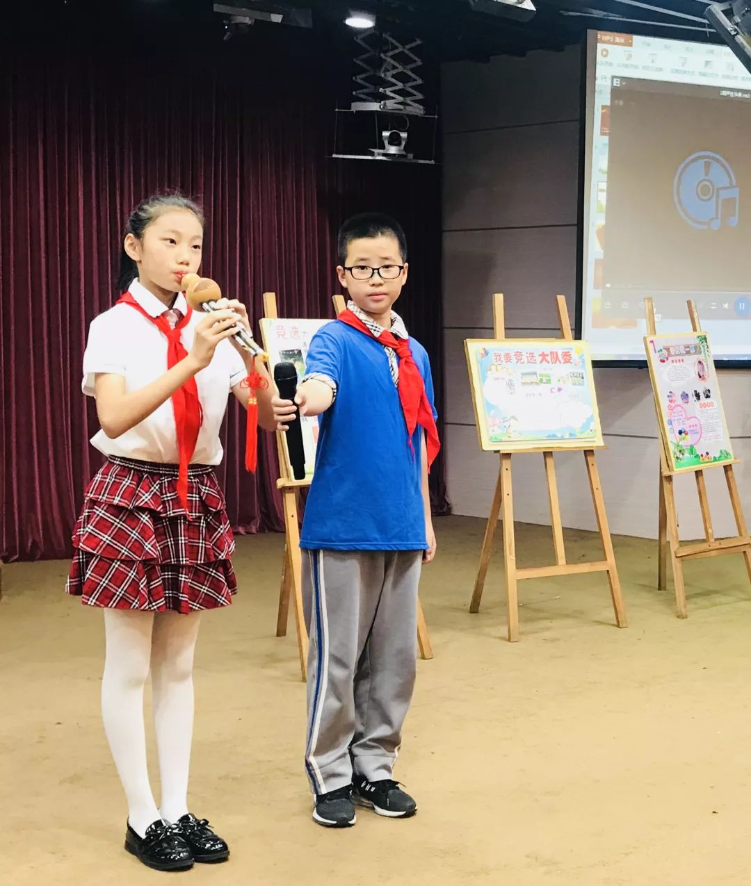 文能武动静皆宜向全校师生们献上了舞蹈朗诵魔术表演葫芦丝演奏