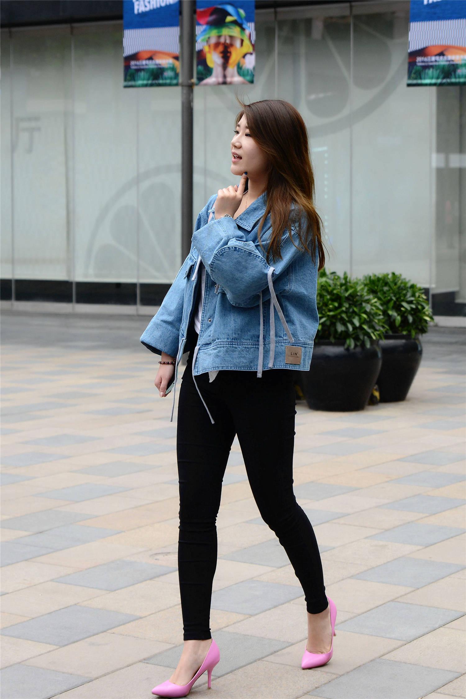 修身牛仔裤搭配浅粉色高跟鞋初秋这么穿搭时尚大方还显年轻